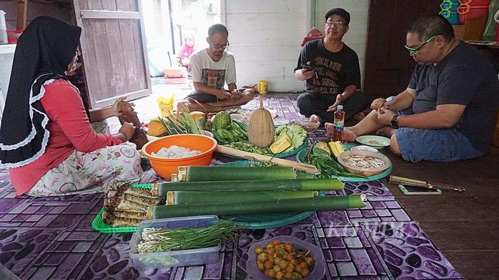 Ibu-ibu di Desa Tumbang Lawang, Kabupaten Katingan, Kalimantan Tengah, Rabu (10/4/2019), memasak dengan menggunakan bambu dan bumbu hutan. Mereka sama sekali tidak menggunakan penyedap rasa instan pabrikan dan lebih memilih menggunakan bumbu alami. Bagi mereka, hutan menjadi sumber kehidupan, begitu juga pangan lokal menjadi kunci ketahanan pangan.