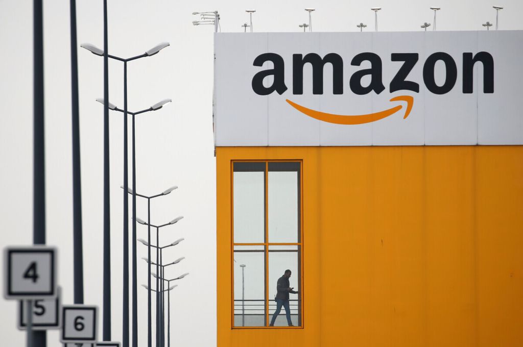 Logo Amazon terlihat di Lauwin-Planque, Perancis utara, Minggu (19/3/2020). Ketika itu, ratusan karyawannya di Perancis protes meminta perusahaan asal Amerika Serikat itu menghentikan atau mengurangi operasi sementara sehingga karyawan bisa mengontrol mobilitas diri selama masa pandemi memuncak. 