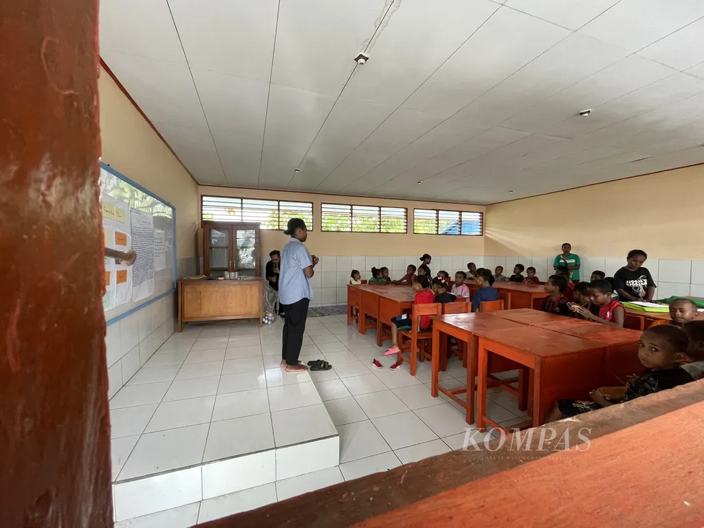 Suasana belajar anak-anak di sebuah rumah baca di pesisir Danau Sentani, Kabupaten Jayapura, Papua, Sabtu (24/5/2025).