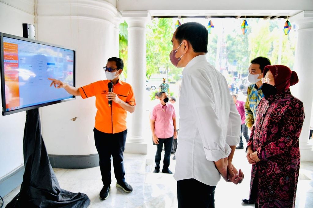 Presiden Joko Widodo meninjau proses penyaluran Bantuan Langsung Tunai (BLT) Minyak Goreng kepada 100 Keluarga Penerima Manfaat (KPM) yang digelar di Pos Bloc, Jakarta, pada Senin, 25 April 2022.