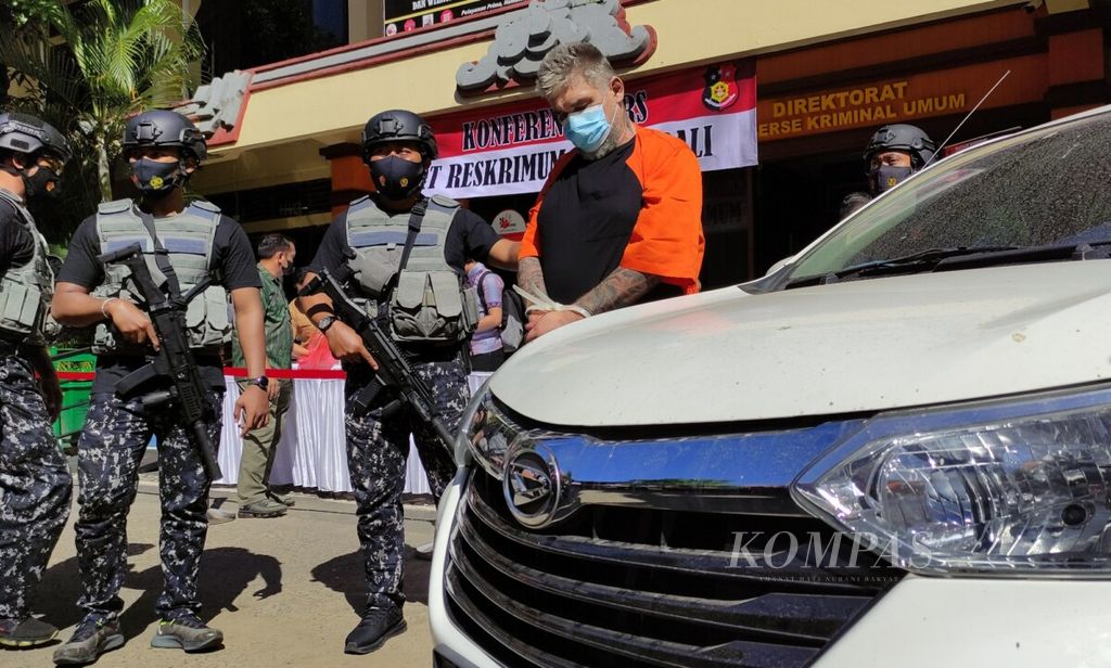 https://assetd.kompas.id/pHNVysYVRPpGlmMrmTvXiNprztQ=/1024x616/filters:watermark(https://cdn-content.kompas.id/umum/kompas_main_logo.png,-16p,-13p,0)/https%3A%2F%2Fkompas.id%2Fwp-content%2Fuploads%2F2021%2F07%2F20210706cokf-polda-bali-tangkap-warga-rusia_1625575057.jpg