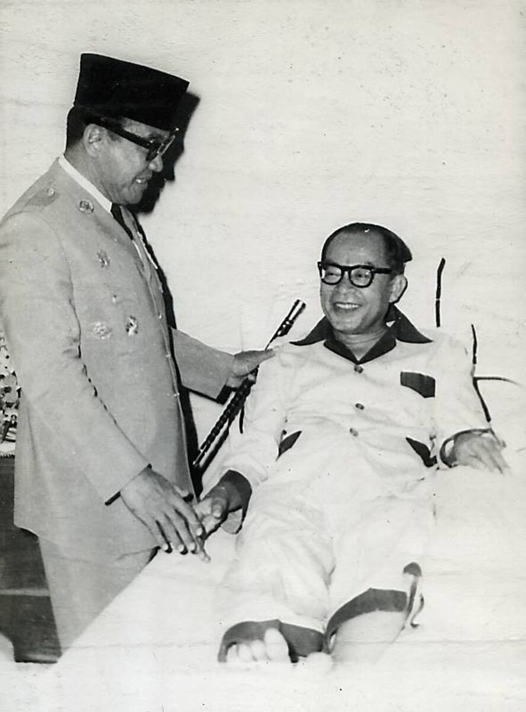 Presiden Soekarno (kiri) mengunjungi Bung Hatta yang sedang sakit dan dirawat di RSUP pada 12 Juli 1963.