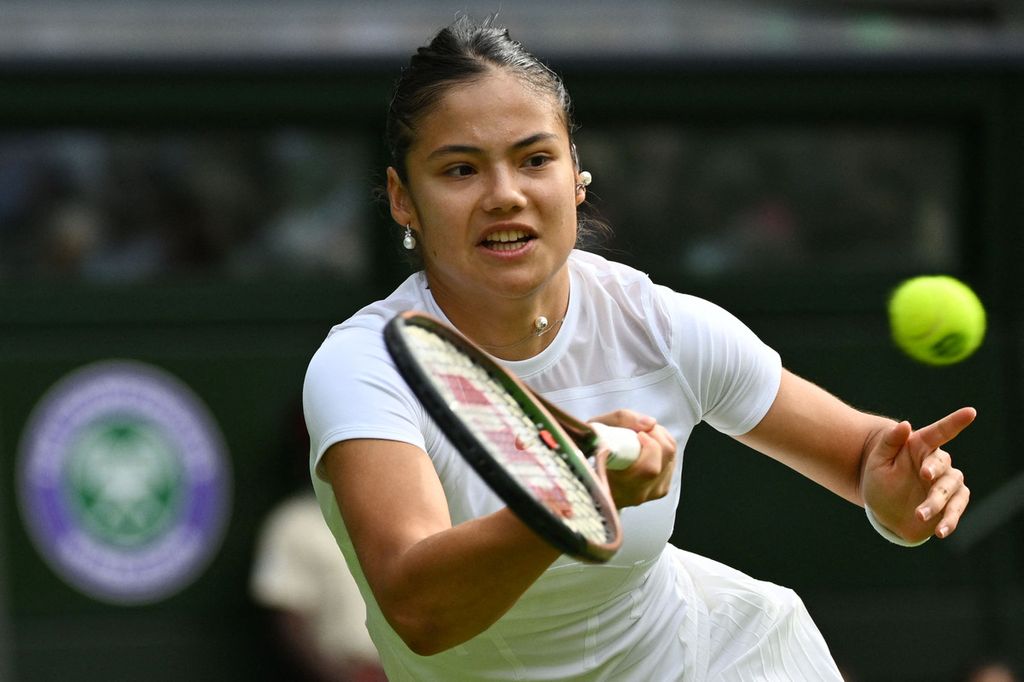 Petenis Inggris, Emma Raducanu, memukul bola saat menghadapi Caroline Garcia (Perancis) pada babak kedua tunggal putri Wimbledon 2022 di All England Tennis Club in Wimbledon, London, Rabu (29/6/2022) waktu setempat. Raducanu takluk, 3-6, 3-6. 