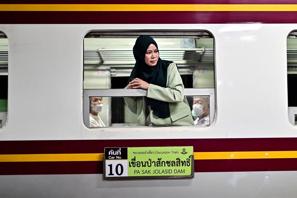 Seorang turis perempuan melihat dari jendela saat menunggu keberangkatan Kereta Apung menuju Bendungan Pa Sak Jolasid, waduk terbesar Thailand di Provinsi Lop Buri, Sabtu (4/11/2023).
