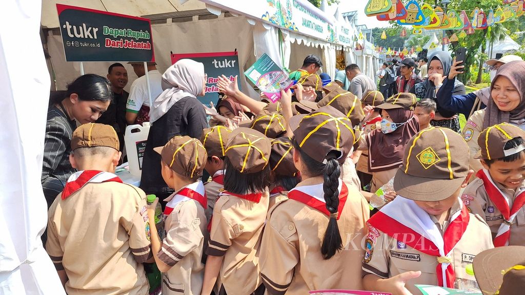 Siswa sekolah mengikuti Festival Ekonomi Sirkular di Taman Menteng, Jakarta Pusat, Rabu (17/7/2024). Festival ini bertujuan untuk mengenalkan pengolahan sampah agar bernilai, mempromosikan UMKM dan usaha rintisan, dan mempertemukan dengan pelaku usaha.
