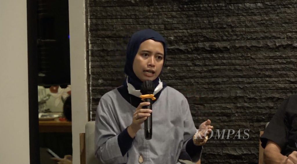 Peneliti Senior Centra Initiative dan peneliti Badan Riset dan Inovasi Nasional (BRIN), Aisah Putri Budiatri, dalam diskusi publik bertajuk "Tantangan Gerakan Sosial dan Demokrasi di Indonesia", Senin (11/4/2022), yang diselenggarakan oleh Public Virtue Research Institute, Centra Initiative, dan Transparency International Indonesia.