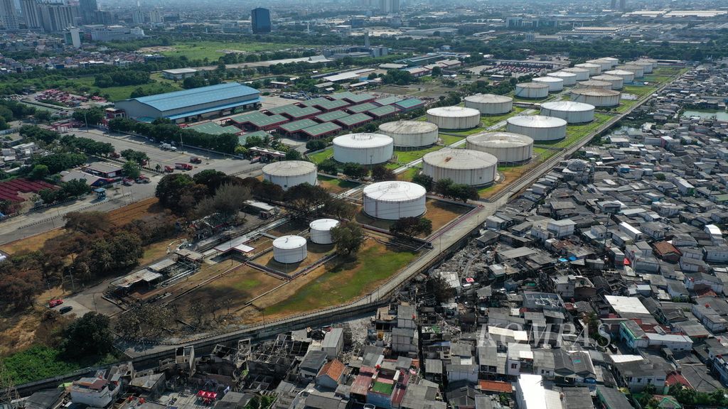 Foto udara hunian warga yang hangus akibat kebakaran Terminal Integrated Bahan Bakar Minyak (BBM) Depo Pertamina Plumpang di Jalan Tanah Merah Bawah, Kelurahan Rawabadak Selatan, Kecamatan Koja, Jakarta Utara, Selasa (7/3/2023). 