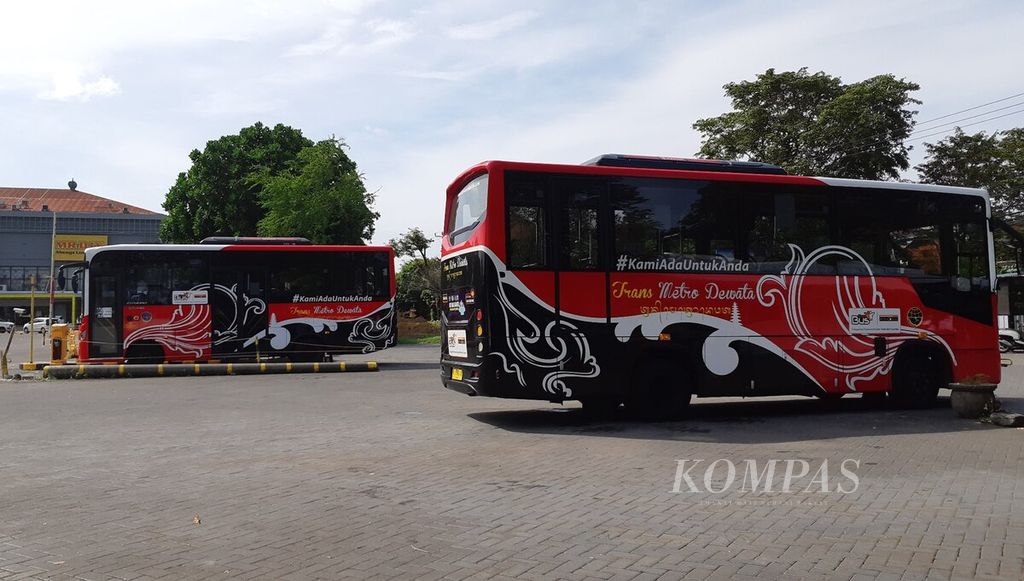 Bus Rapid Transit (BRT) Trans Metro Dewata sebagai program <i>buy the service</i> (BTS) angkutan publik di Kota Denpasar dan kawasan aglomerasi Sarbagita di Bali. Suasana di kawasan Sentra Parkir Kuta, Badung, yang termasuk koridor layanan bus Trans Metro Dewata, Kamis (9/6/2022).
