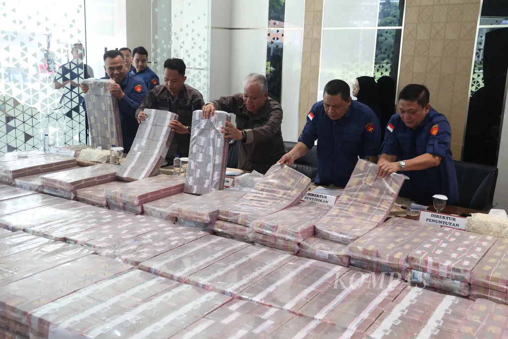 Uang senilai Rp 479,1 miliar disita Kejaksaan Agung atas kasus tindak pidana pencucian uang (TPPU) PT Duta Palma Group dengan terdakwa PT Darmex Plantations, saat dirilis tim penyidik Jaksa Agung Muda Tindak Pidana Khusus di Gedung Bundar, Kejaksaan Agung, Jakarta, Kamis (8/5/2025). Kasus TPPU PT Duta Palma Group atas terdakwa Darmex Plantations kini telah masuk ke dalam tahapan tuntutan. Saat berjalan persidangan, tim penyidik mendapat informasi jika anak usah dari PT Dalmex Plantations, yaitu PT Deli Muda Perkasa dan PT Taluk Kuantan akan mengirimkan uang hasil kejahatan TPPU ini ke Hongkong melalui jasa perbankan. Kemudian penyidik melakukan koordinasi dengan penuntut umum, dan selanjutnya melakukan pemblokiran terhadap uang sebesar Rp 479.175.079.148. Kompas/Hendra A Setyawan