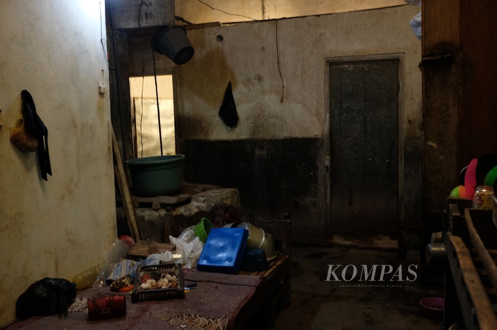 Salah satu sisi rumah SK (17) saat dikunjungi di Blitar, Jawa Timur, pada Kamis (12/1/2023). 