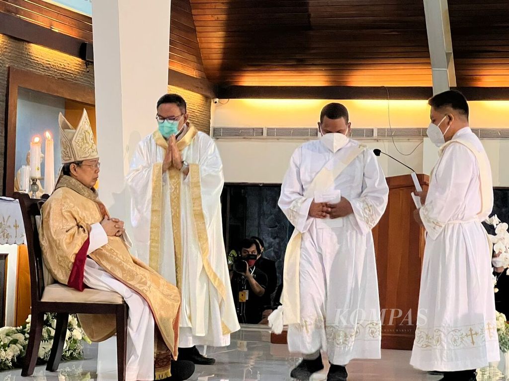 Uskup Surabaya Mgr Vincentius Sutikno Wisaksono didampingi Vikjen Keuskupan Surabaya RD Yosef Eko Budi Susilo menahbiskan tiga imam dari Serikat Sabda Allah, yakni P Siprianus Jegaut, P Kondradus Tampani, dan P Joan Nami Pangondian Siagian, di Gereja Katolik Roh Kudus Surabaya, Jawa Timur, Senin (30/1/2023).
