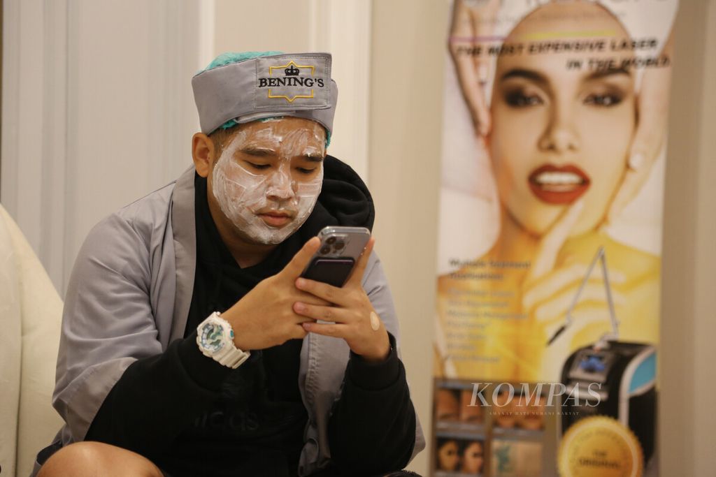 Klien menggunakan masker anestesi menunggu giliran perawatan wajah dengan laser di klinik kecantikan kulit Bening's Clinic di Kelapa Gading, Jakarta Utara, Kamis (20/1/2022). 
