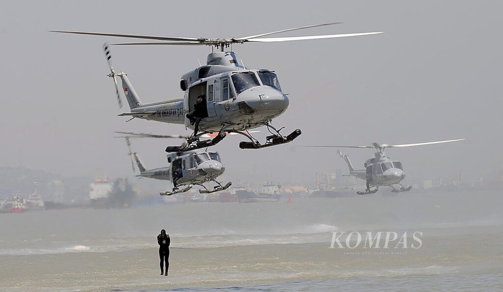 Anggota Komando Pasukan Katak (Kopaska) terjun dari atas helikopter Bell-412 saat latihan Demo Militer dalam rangka persiapan HUT ke-69 TNI di Dermaga Ujung Komando Armada RI Kawasan Timur, Surabaya, Kamis (25/9/2014).