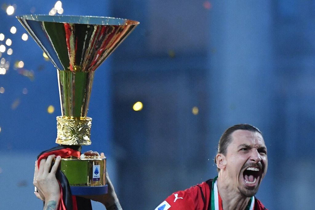 Penyerang AC Milan, Zlatan Ibrahimovic, merayakan gelar juara Liga Italia, 22 Mei 2022 lalu. 