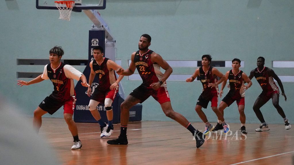 Para pemain timnas basket ketika pemnasan menjelang berlatih di GBK Arena, Senayan, Jakarta, Rabu (27/4/2022).