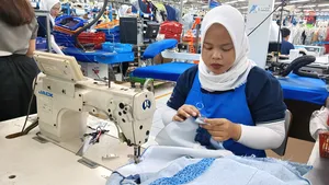  Menyeimbangkan Deregulasi dan Proteksi Industri Dalam Negeri 
