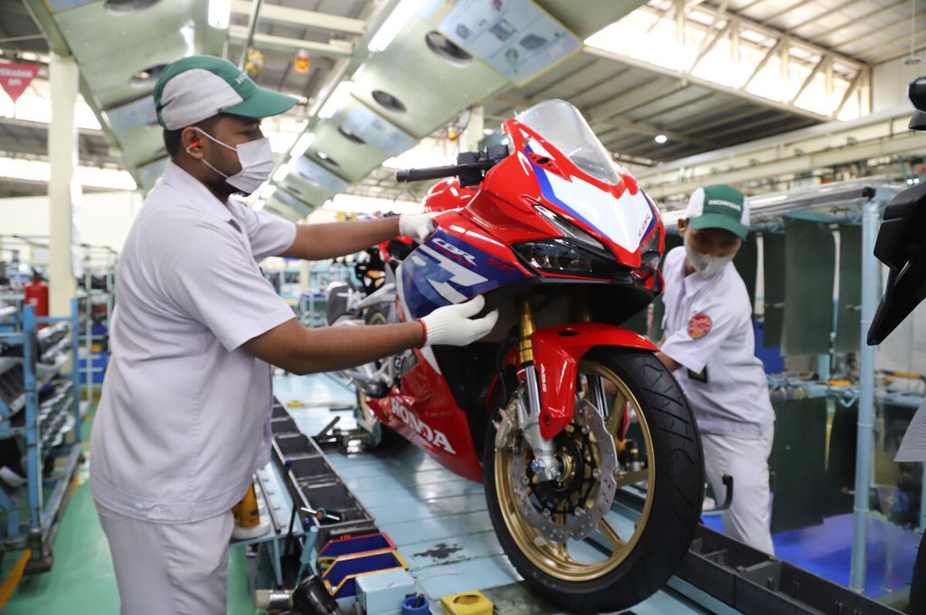 Proses perakitan New CBR250RR di pabrik PT Astra Honda Motor plant 4, Karawang, Jawa Barat, Senin (19/9/2022). 