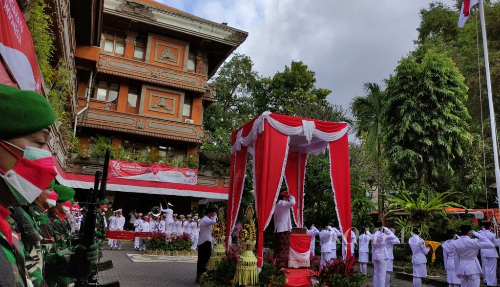 https://assetd.kompas.id/peyX1llUKxordj5kipSadYyYtic=/1024x587/filters:watermark(https://cdn-content.kompas.id/umum/kompas_main_logo.png,-16p,-13p,0)/https%3A%2F%2Fkompas.id%2Fwp-content%2Fuploads%2F2021%2F08%2F20210817cokd-hut-kemerdekaan-indonesia_1629203591.jpg