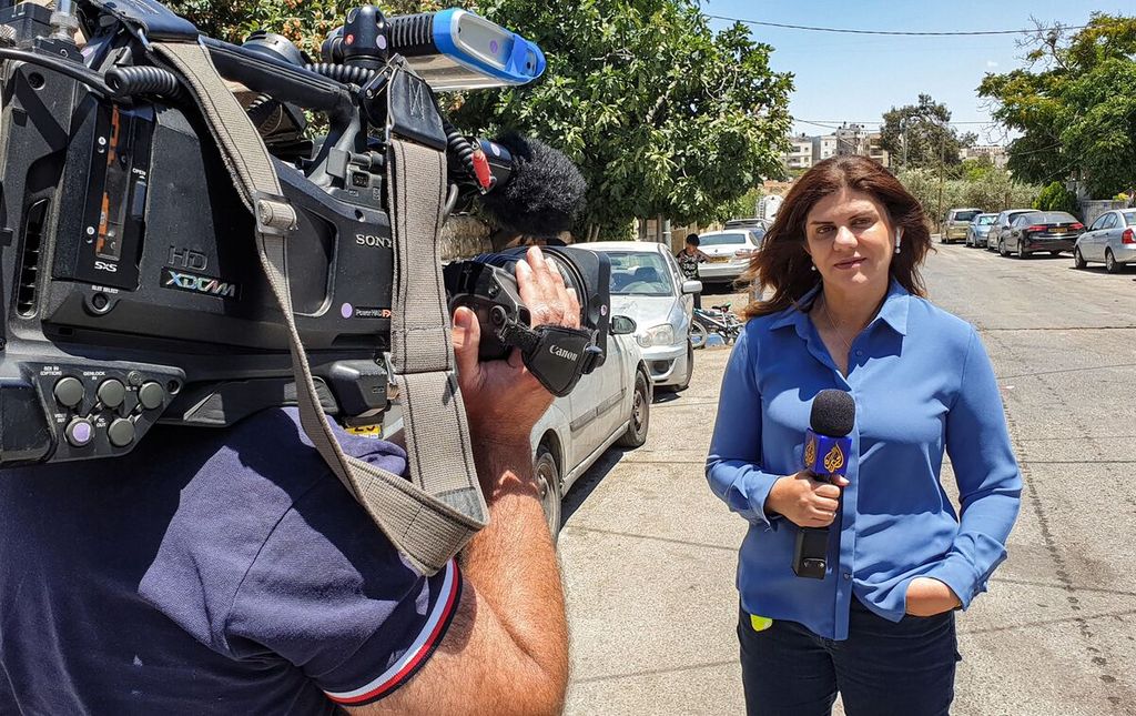 Reporter stasiun televisi Al-Jazeera, Shireen Abu Aqleh (Akleh), sedang memberikan laporan dari Yerusalem, 22 Mei 2021. Akeh tewas tertembak oleh pasukan Israel saat menjalankan tugas jurnalistik pada 11 Mei.  