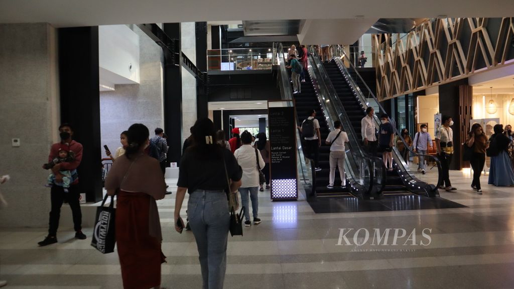 Suasana di pusat perbelanjaan Sarinah di Jalan MH Thamrin, Jakarta Pusat, Rabu (6/4/2022) sore.