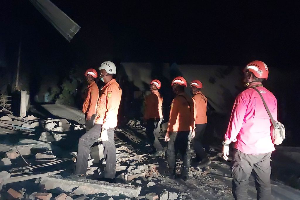 Personel Basarnas menyisir permukiman terdampak erupsi Gunung Lewotobi Laki-laki di Desa Hokeng Jaya, Flores Timur, NTT, Senin (4/11/2024). Erupsi Gunung Lewotobi Laki-laki mengakibatkan 10 orang warga meninggal dan sebanyak 1.043 mengungsi.