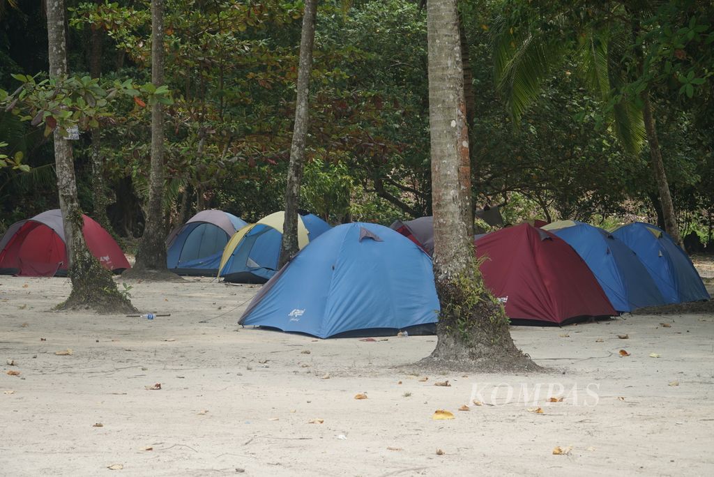 Tenda-tenda pengunjung berdiri di areal perkemahan di Pulau Pasumpahan, Kelurahan Teluk Kabung Selatan, Kecamatan Bungus Teluk Kabung, Kota Padang, Sumatra Barat, Minggu (8/10/2023). 