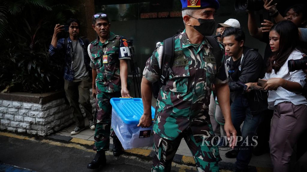 Para petugas Pusat Polisi Militer (Puspom) TNI membawa sejumlah dokumen yang dimuat dalam kotak plastik setelah bersama penyidik Komisi Pemberantasan Korupsi (KPK) melakukan penggeledahan di Kantor Badan SAR Nasional (Basarnas), Kemayoran, Jakarta, Jumat (4/8/2023). Puspom TNI dan KPK melakukan penggeledahan Kantor Basarnas terkait kasus suap yang diungkap melalui operasi tangkap tangan KPK beberapa waktu lalu. 