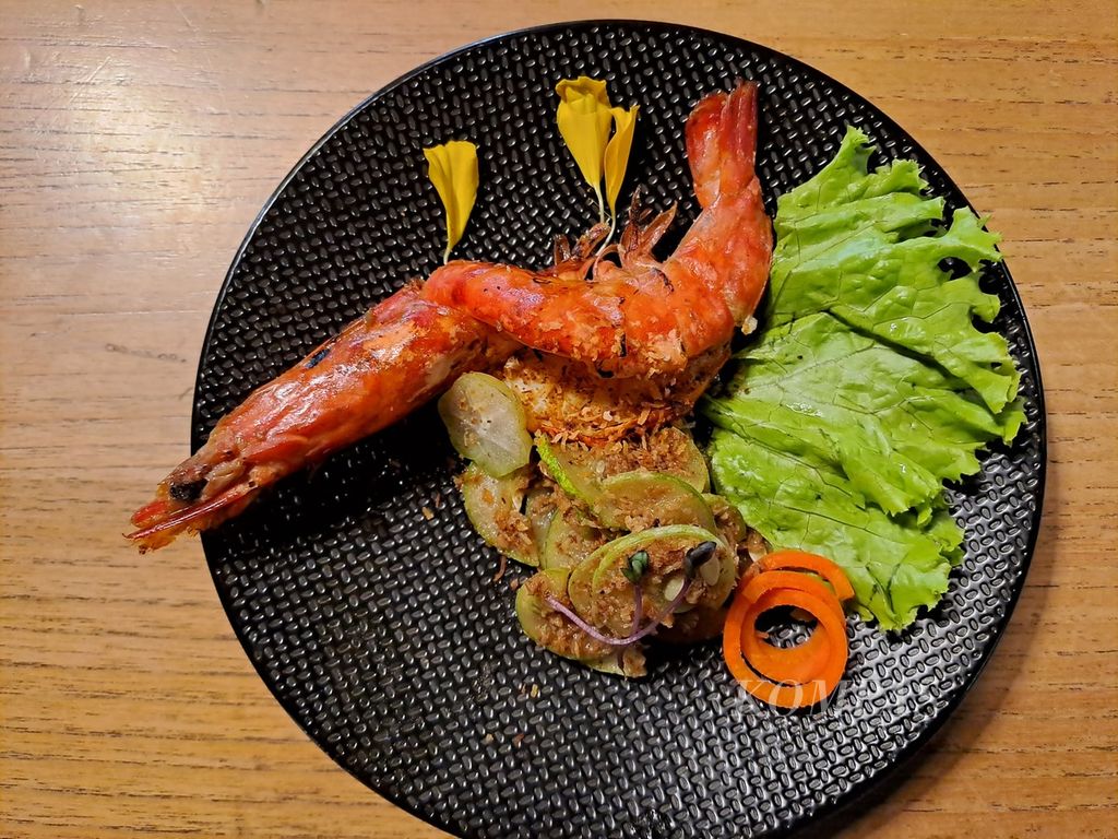 Menu khas Kalimantan Utara yang dulu merupakan menu bangsawan Kesultanan Bulungan, lawai mentimun dengan udang bakar. 