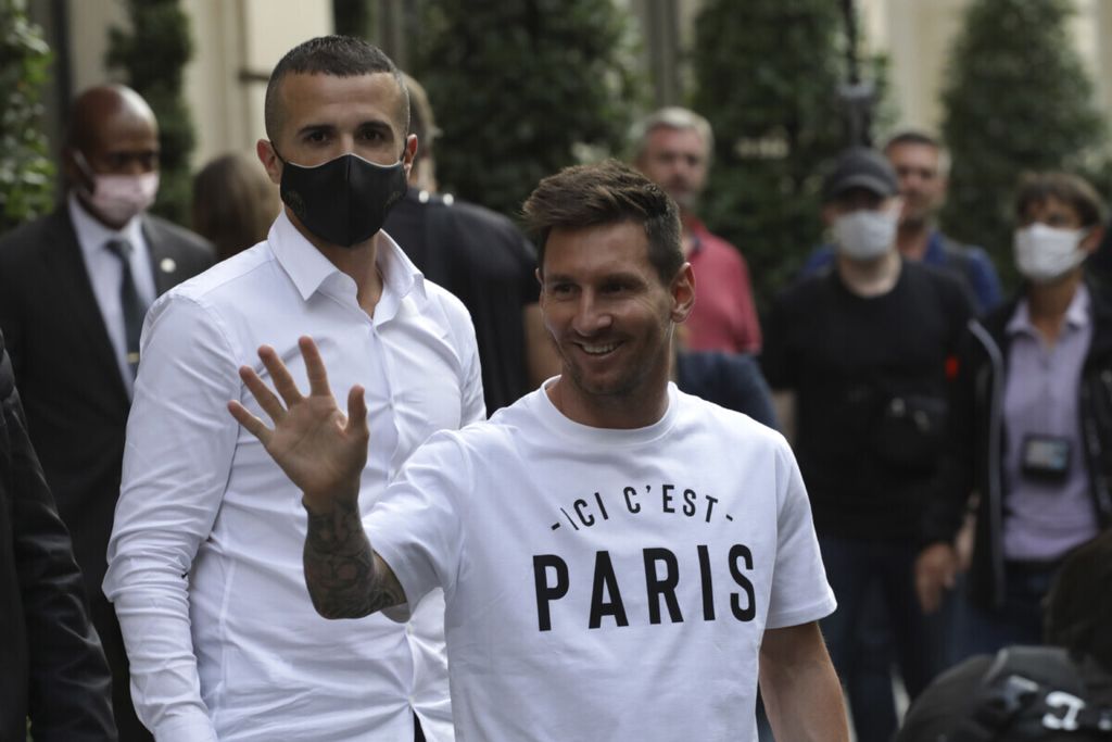 Pemain bintang Lionel Messi menyapa suporter PSG saat tiba di hotal di Paris, Perancis (10/8/2021). Messi resmi pindah ke klub PSG setelah mencapai kesepakatan kontrak baru dan pindah dari klub FC Barcelona.