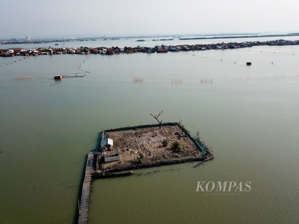 Makam desa yang telah dikepung laut di Desa Timbulsloko, Kecamatan Sayung, Kabupaten Demak, Jawa Tengah, 16 Mei 2023.
