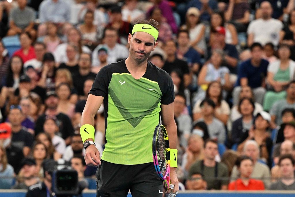 Reaksi petenis Spanyol, Rafael Nadal, setelah kehilangan poin melawan petenis Inggris Raya, Cameron Norrie, pada laga tunggal putra Piala United antara Spanyol dan Inggris Raya di Sydney, Australia, Sabtu (31/12/2022).