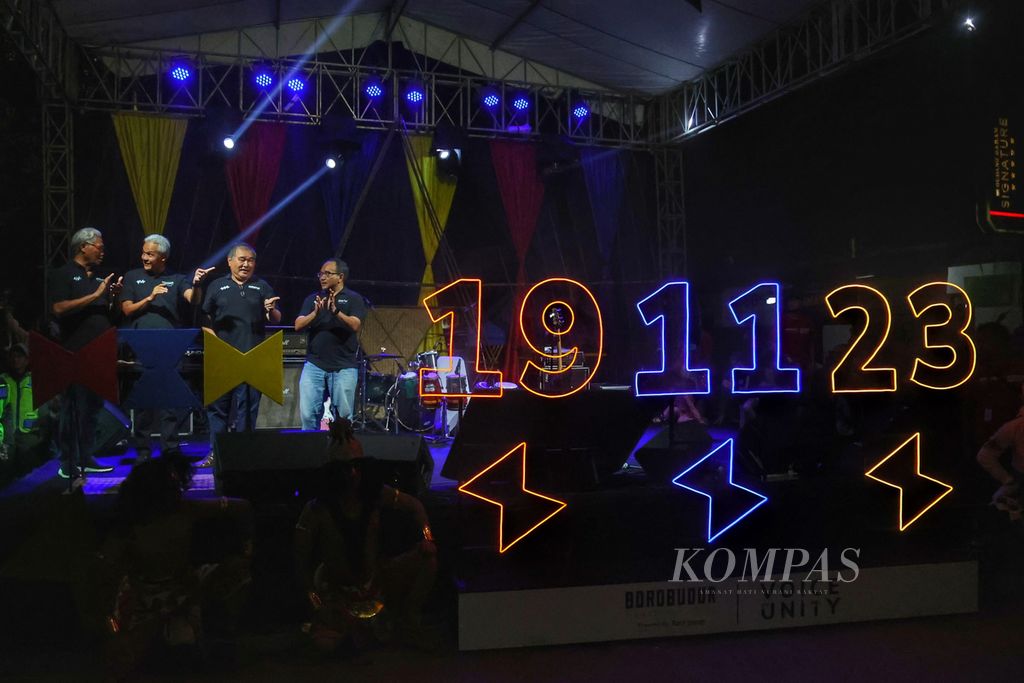 Gubernur Jawa Tengah Ganjar Pranowo (kedua dari kiri) didampingi Direktur Utama Bank Jateng Supriyatno, Ketua Yayasan Borobudur Marathon Liem Chie An, dan Wakil Pemimpin Umum Harian Kompas Budiman Tanuredjo (dari kiri ke kanan) meluncurkan pengumuman tanggal pelaksanaan Borobudur Marathon 2023 Powered by Bank Jateng dalam acara Borobudur Marathon Menyapa di Jalan Medang Kamulan, kawasan Candi Borobudur, Magelang, Jawa Tengah, Sabtu (18/3/2023). 