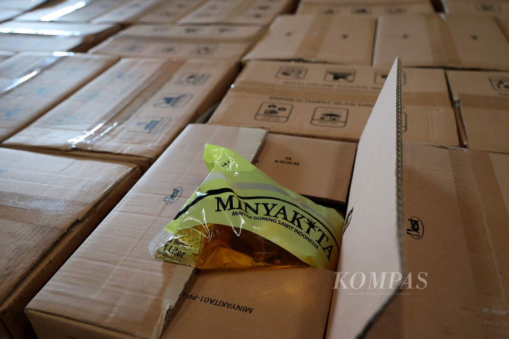 Minyak goreng kemasan merek Minyakita disimpan di Gudang Bulog, Tambakaji, Kota Semarang, Jawa Tengah, Rabu (15/2/2023). Minyakita merupakan minyak goreng yang digulirkan pemerintah untuk menjaga stabilitas harga minyak goreng dalam program Minyak Goreng Kemasan Rakyat. 