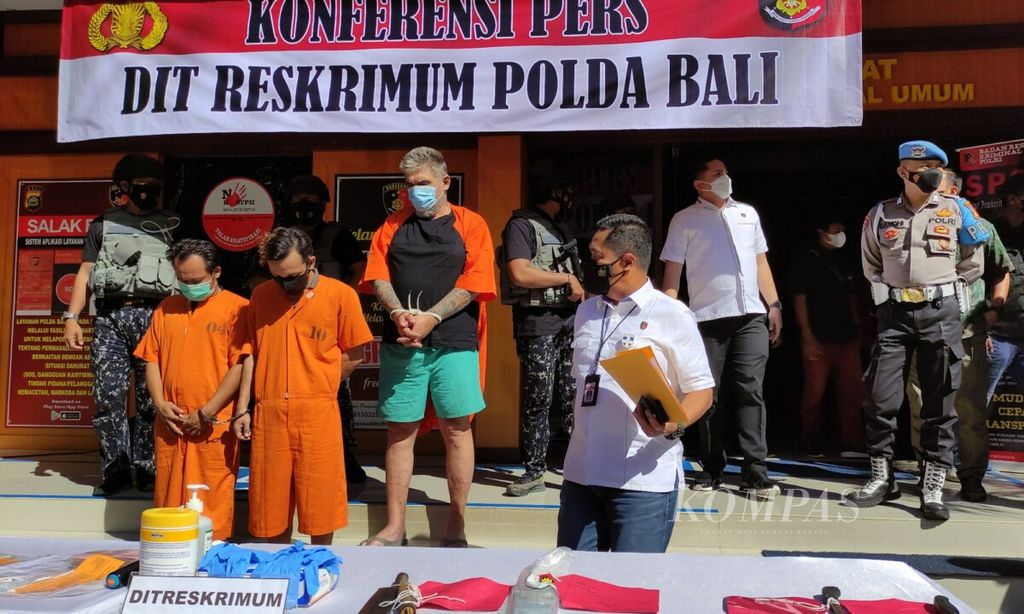 https://assetd.kompas.id/pr4ZSR3pWNp8cSPc_xh1g_vylu0=/1024x614/filters:watermark(https://cdn-content.kompas.id/umum/kompas_main_logo.png,-16p,-13p,0)/https%3A%2F%2Fkompas.id%2Fwp-content%2Fuploads%2F2021%2F07%2F20210706cokd-polda-bali-tangkap-warga-rusia_1625575044.jpg