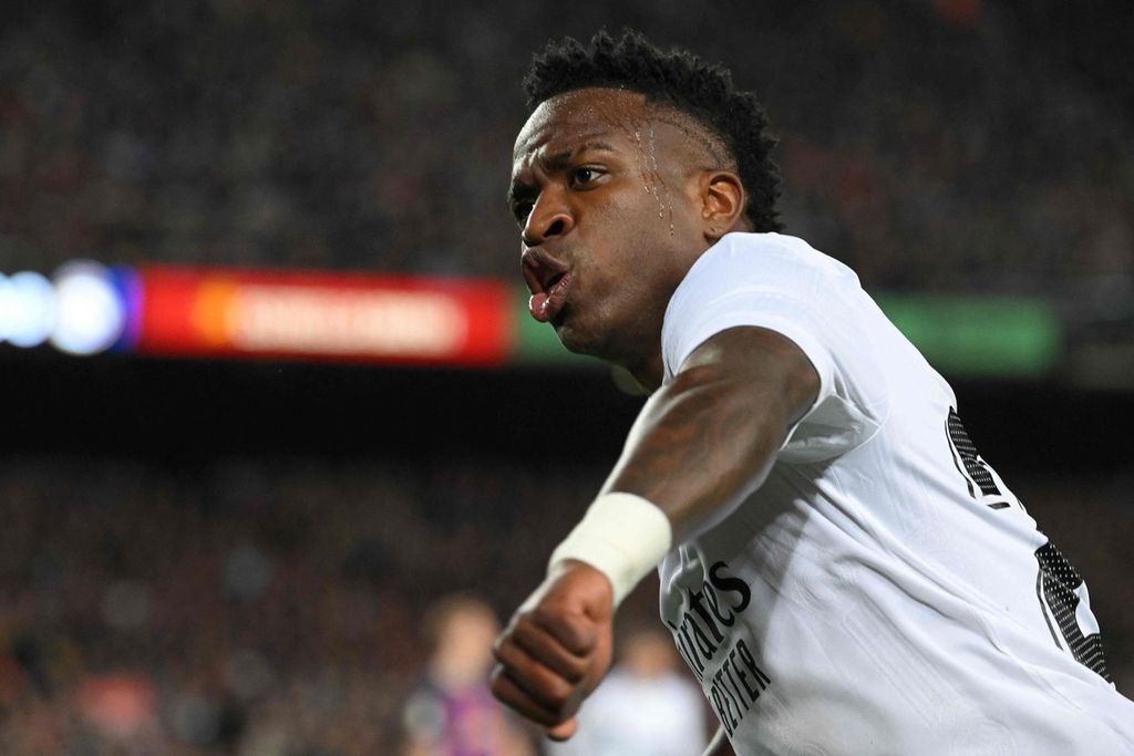 Pemain Real Madrid Vinicius Junior merayakan gol bunuh diri pemain Barcelona Ronald Araujo dalam laga Liga Spanyol yang digelar di Stadion Camp Nou, Barcelona, Spanyol, Senin (19/3/2023) dini hari WIB. Laga "el clasico" ini dimenangi Barcelona dengan skor 2-1.