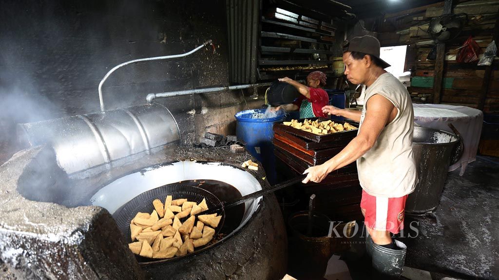 https://assetd.kompas.id/puQ4P39ZWDfivQHfhwtDpxJ5Y_8=/1024x576/filters:watermark(https://cdn-content.kompas.id/umum/kompas_main_logo.png,-16p,-13p,0)/https%3A%2F%2Fkompas.id%2Fwp-content%2Fuploads%2F2019%2F12%2F20191210_ENGLISH-DIGITAL-MIKRO_A_web_1575982587.jpg