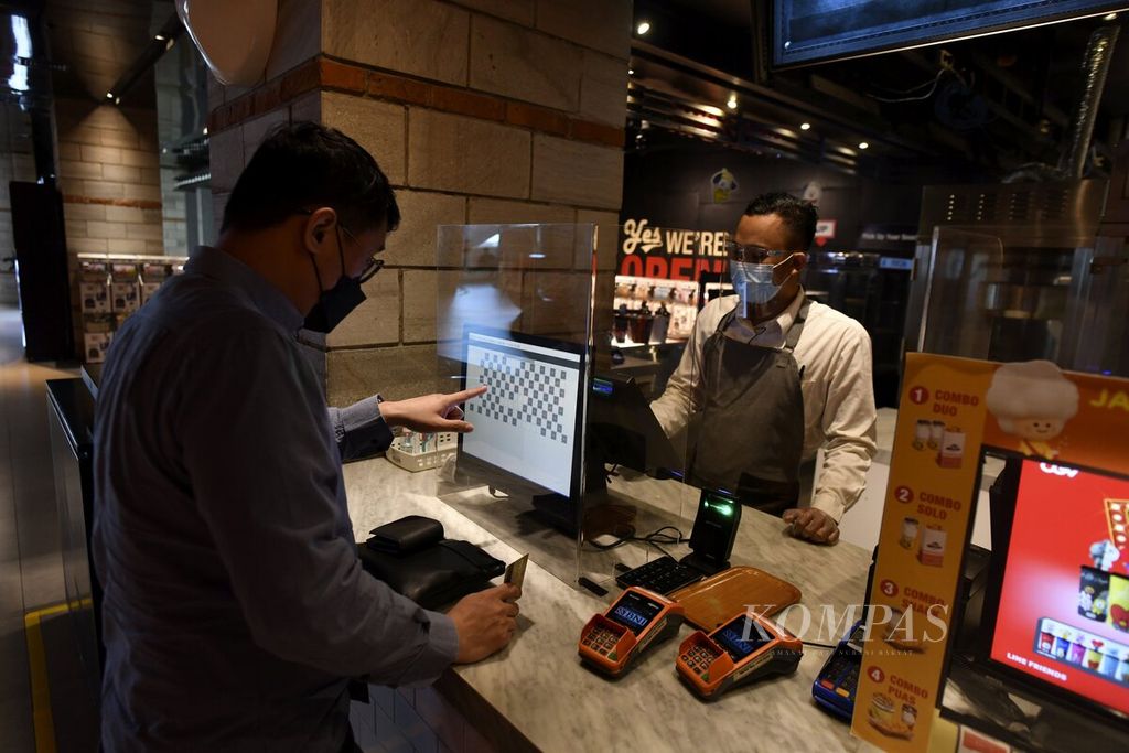 Petugas tiket melayani penonton yang membeli tiket film di salah satu jaringan bioskop CGV di Jakarta, Kamis (16/9/2021).