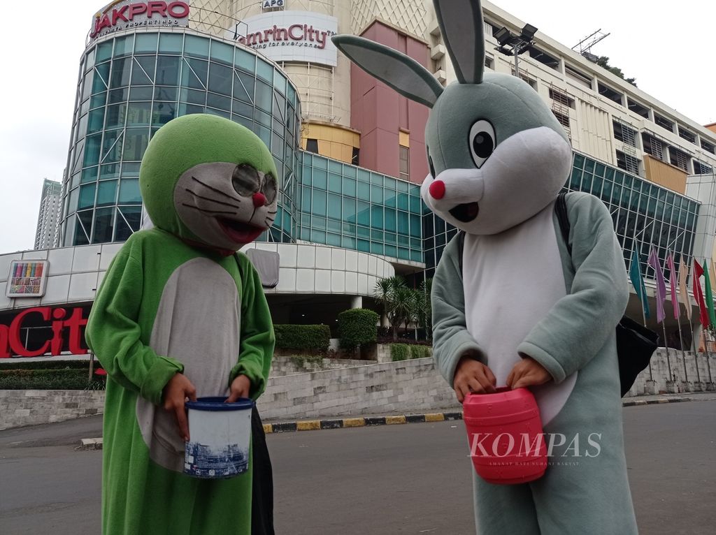 Manusia boneka yang mengamen di seputaran Thamrin City, Jakarta Pusat, Jumat (17/6/2022). Mereka berdiri ataupun berkeliling sambil berjoget dan bernyanyi demi remah rupiah.
