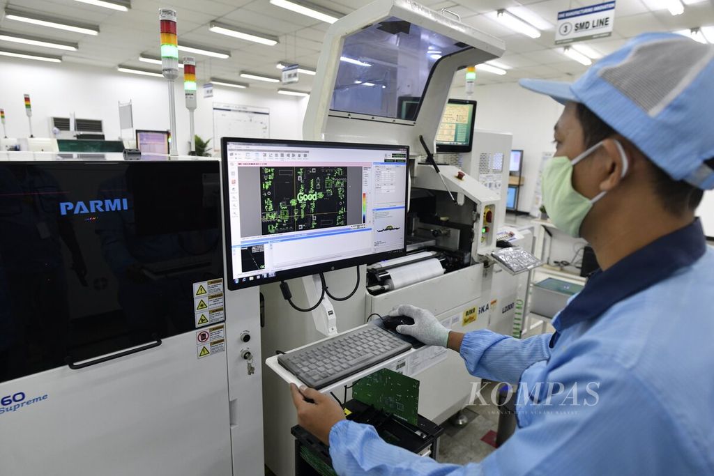 Proses produksi berlangsung di pabrik milik PT Pampas Electric di Kawasan Industri Delta Silicon, Cikarang Selatan, Bekasi, Jawa Barat, 2 Desember 2021. Pabrik ini memproduksi peralatan elektronik, seperti alat bantu siaran televisi digital (STB).