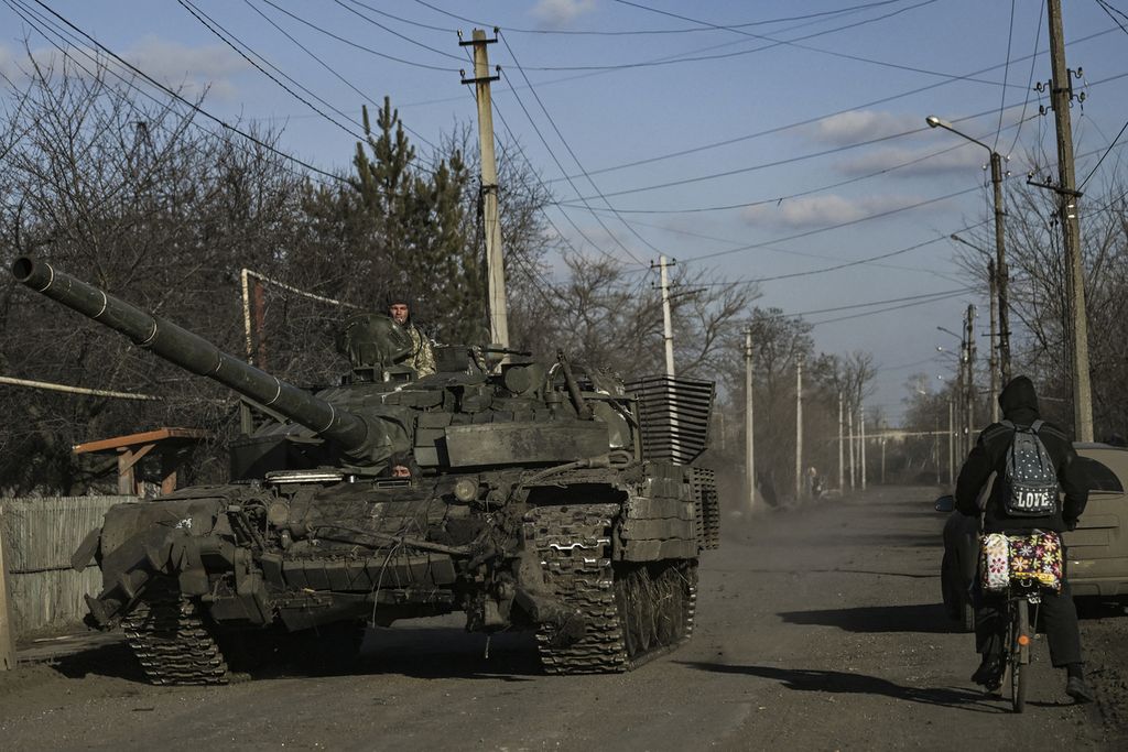 Tentara Ukraina mengendarai tank di wilayah Chasiv Yar, Bakhmut (5/3/2023). Militer Ukraina terus bersiaga menghadapi serangan Rusia di Bakhmut.
