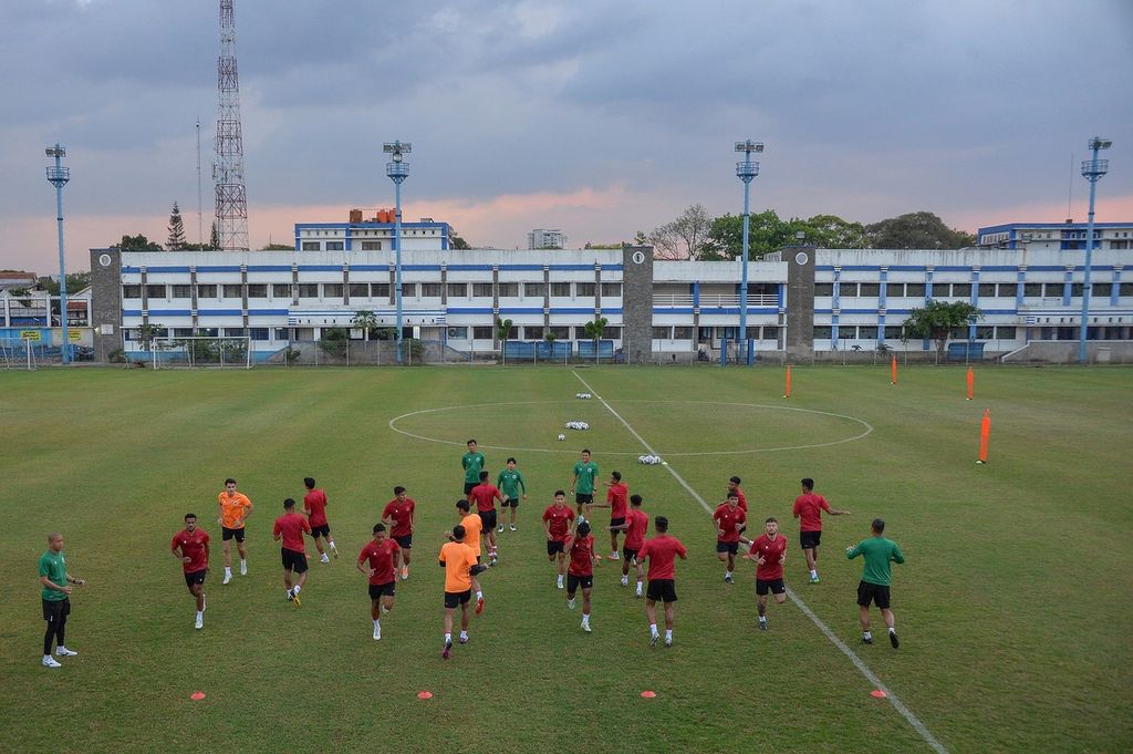 Tim nasional Indonesia menjalani pemusatan latihan di Stadion Sidolig, Bandung, Jawa Barat, Senin (19/9/2022). Tim nasional mulai menjalani pemusatan latihan di Bandung guna mempersiapkan fisik pemain untuk bertanding pada laga persahabatan melawan Curacao pada 24 September 2022 di Stadion Gelora Bandung Lautan Api.