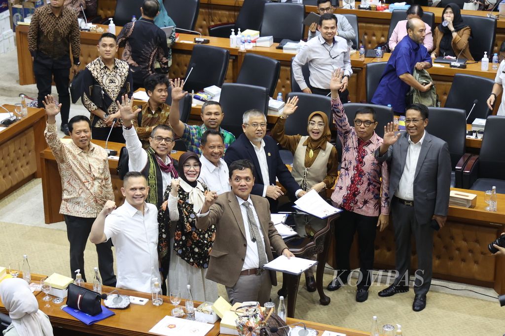 Menteri Dalam Negeri Tito Karnavian dan Menteri Hukum dan Hak Asasi Manusia Supratman Andi Agtas bersama anggota Badan Legislatif seusai mengikuti rapat pengambilan putusan tingkat I RUU Pilkada di Badan Legislasi DPR di Gedung Parlemen, Jakarta, Rabu (21/8/2024). Baleg DPR sepakat mengesahkan RUU Pilkada. Pascaputusan Mahkamah Konstitusi tentang UU Pilkada.