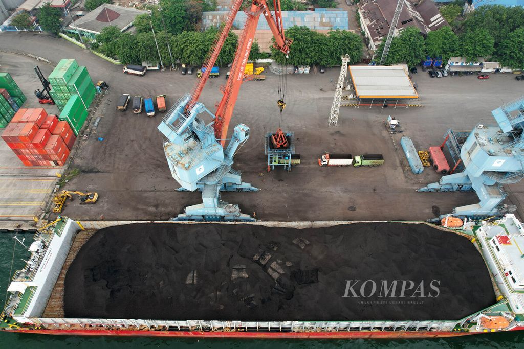 Aktivitas bongkar muat batubara di Pelabuhan Tanjung Priok, Jakarta Utara, Selasa (20/12/2022).