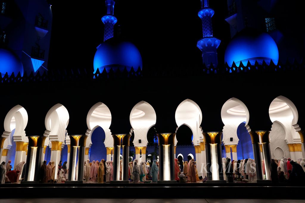 Umat Islam menjalankan shalat Tarawih pertama, di Masjid Raya Sheikh Zayed, Kota Surakarta, Jawa Tengah, Rabu (23/3/2023). 
