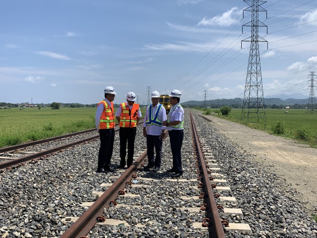 Menteri Perhubungan Budi Karya Sumadi didampingi Gubernur Sulsel Nurdin Abdullah dan Dirjen Perkeretaapian Zulfukri, Rabu (20/3/2019), meninjau proyek kereta api trans-Sulawesi. Budi menarget proyek ruas Makassar-Parepare akan rampung akhir 2020.