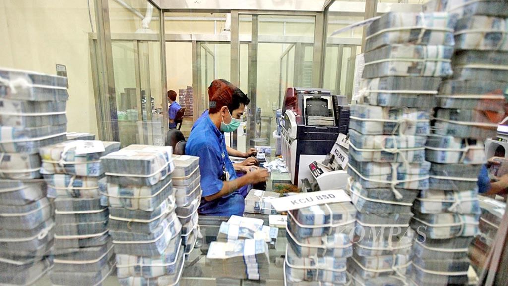 Petugas memilah-milah uang yang masih layak digunakan di ruang <i>cash center </i>BNI, Jakarta, Selasa (3/3/2015). 