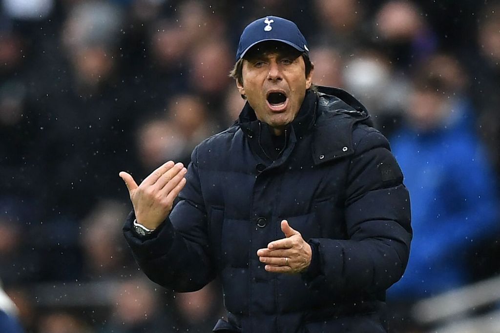 Pelatih Tottenham Hotspur Antonio Conte, yang dijuluki The Godfather, memberi instruksi kepada para pemainnya saat melawan Wolverhampton Wanderers di Stadion Tottenham Hotspur, London, Senin (13/2/2022) dini hari WIB. Spurs kalah 0-2 pada laga itu. 