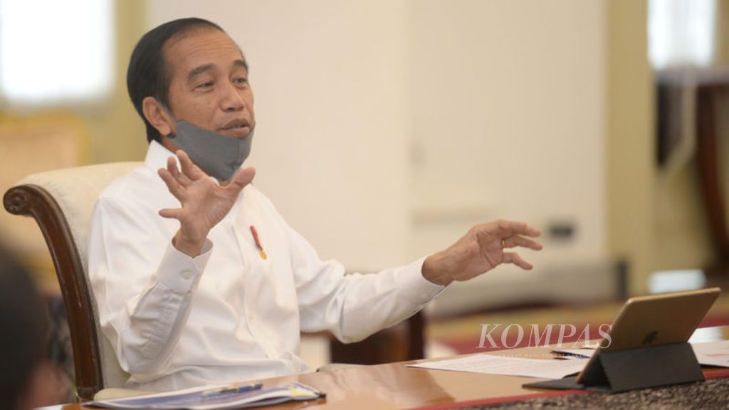 Presiden Joko Widodo berbicara tentang perkembangan penanganan Covid-19 kepada Tim Redaksi Harian Kompas di Istana Kepresidenan Bogor, Jawa Barat, Sabtu (27/6/2020).  Presiden menyampaikan bahwa data perkembangan kasus Covid-19 di Indonesia semakin baik dan lengkap sehingga bisa menjadi modal untuk membuat kebijakan terkait penanganan Covid-19 dan menyusun tahapan menuju tatanan normal baru.