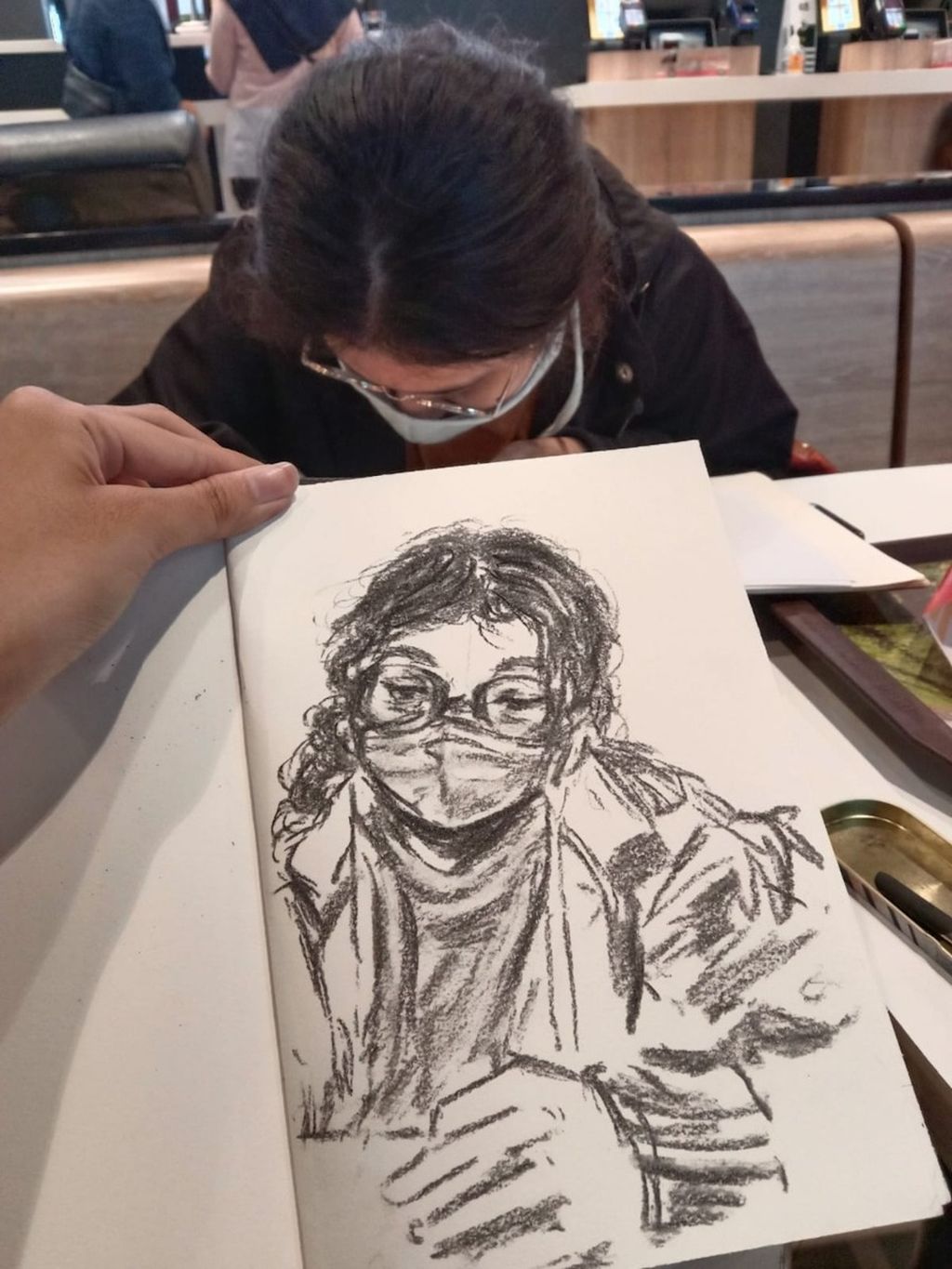 Nabila Yasmin Nurrita alias Bibil (20), mahasiswa di Fakultas Seni Rupa dan Desain (FSRD), Institut Teknologi Bandung, Jawa Barat, menunjukkan hasil gambarnya dengan teman sebagai obyek