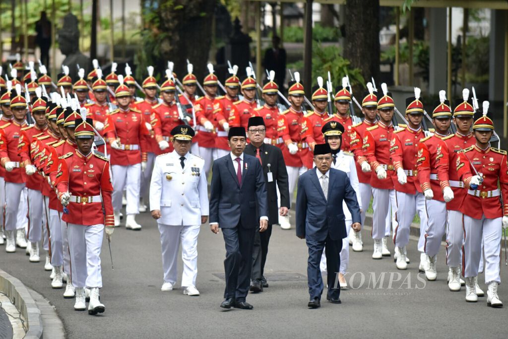 Presiden Joko Widodo memimpin kirab seusai upacara pelantikan pasangan Arinal Djunaidi dan Chusnunia Chalim sebagai Gubernur dan Wakil Gubernur Lampung masa jabatan 2019-2024 di Istana Negara, Jakarta, Rabu (12/6/2019). 